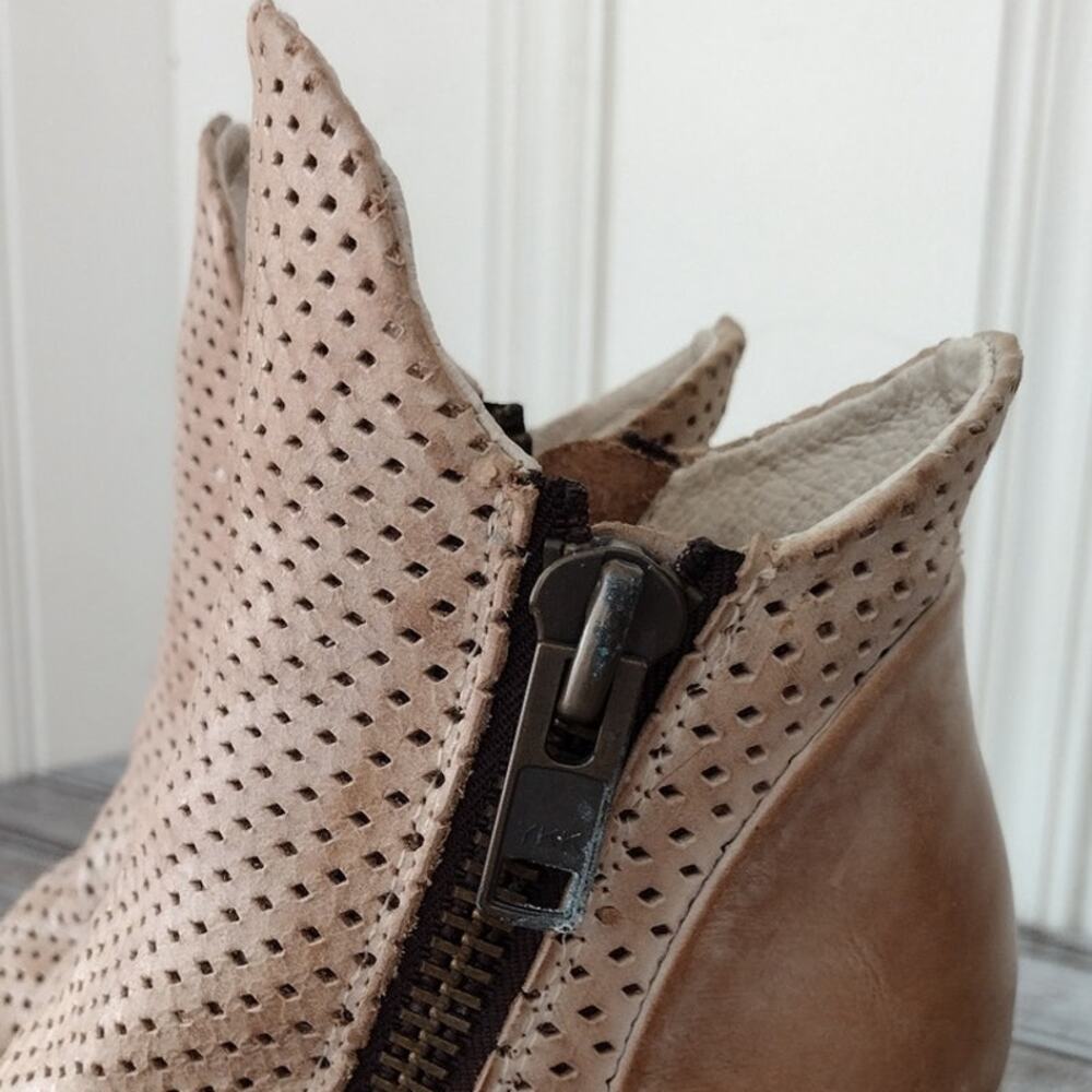 Freebird EUC!! Bowie Tan Leather Perforated Stacked Heel Zip Ankle Boots Women 6 - Picture 8 of 16